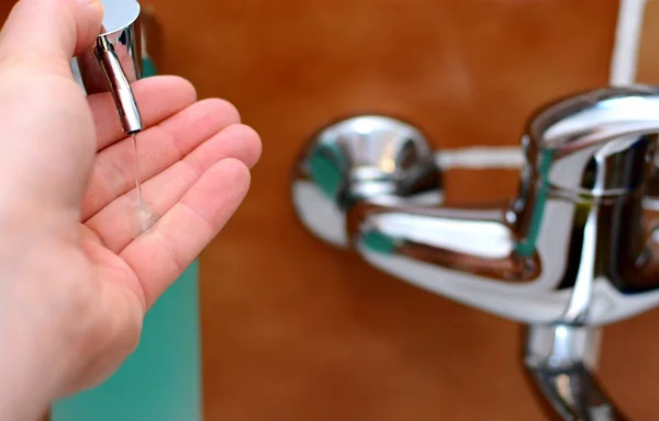 Dispensación de jabón en la mano — Foto de Stock