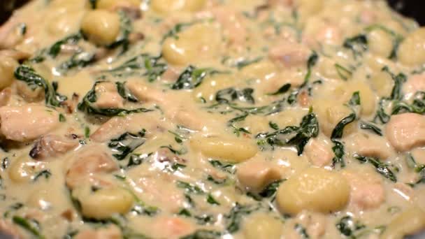 Cuisine gnocchi aux épinards — Video