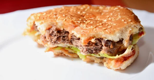 Домашнє гамбургер з відсутніми укусів — стокове фото