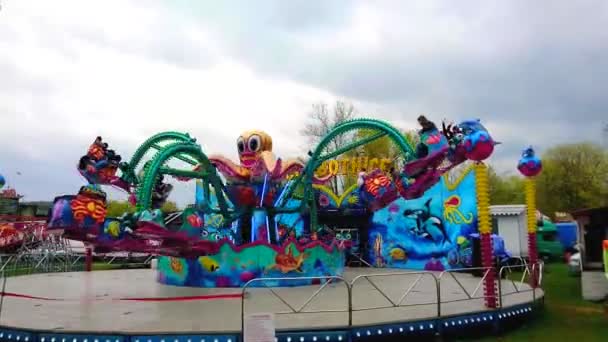 Swinging octopus amusement — Stock Video