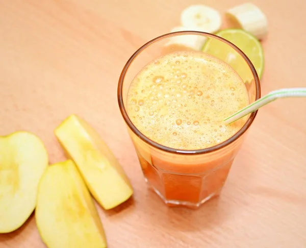 Buah smoothie dalam gelas — Stok Foto