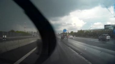 Yağmur fırtınası sırasında bir araba