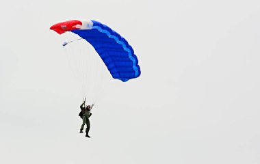 Aşağı düşen paraşütçü 