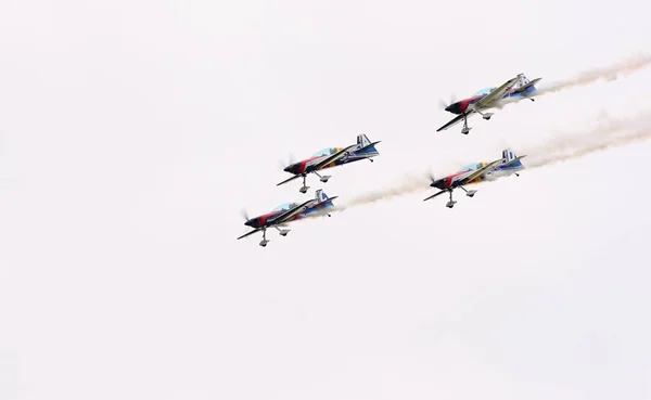 Fliegende Bullen Kunstflugteam in der Luft — Stockfoto