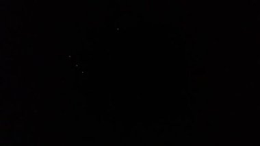 gece gökyüzünde havai fişek