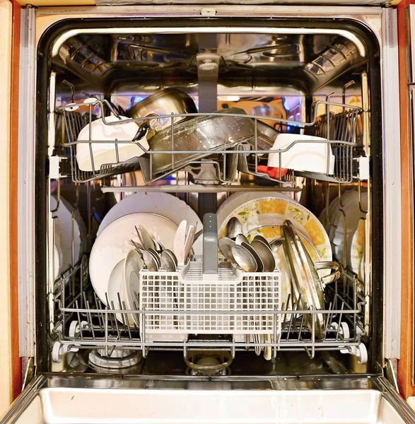 Завантажена посудомийна машина вид спереду — стокове фото
