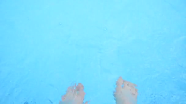 Pieds rafraîchissants dans une piscine — Video