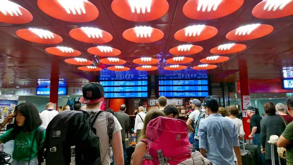 Viajeros esperando en un tren — Foto de Stock