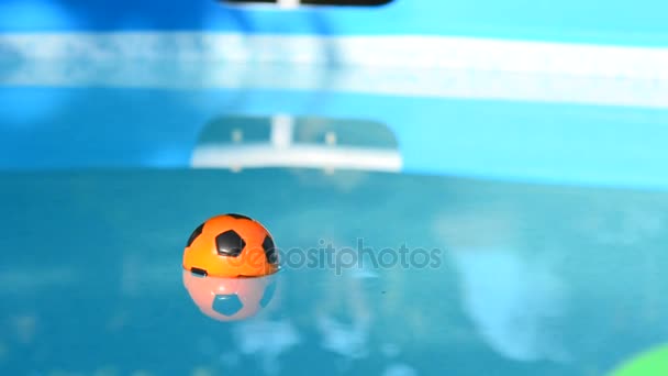 Pelota de playa en la piscina — Vídeos de Stock