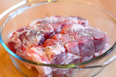 pişmemiş domuz eti boyun