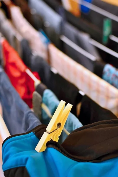 Secado de la ropa en tendedero — Foto de Stock