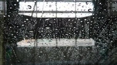 Araç yıkama ve oto yıkama arabada kurutma sırasında cam ıslak görüntülemek.