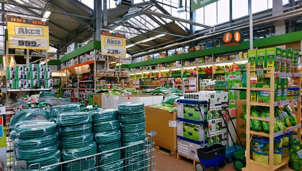 OBI tienda interior con productos de jardín — Foto de Stock