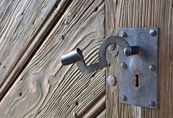 Oude metalen deurkruk — Stockfoto