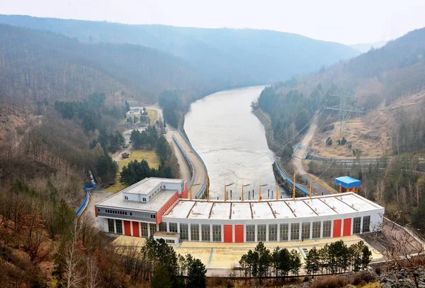 Wasserkraftwerk auf dem Damm von Dalesice — Stockfoto