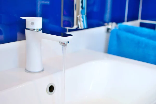 Белый Кран Раковины Крупным Планом Текущей Водой Ванной Комнате Голубой — стоковое фото