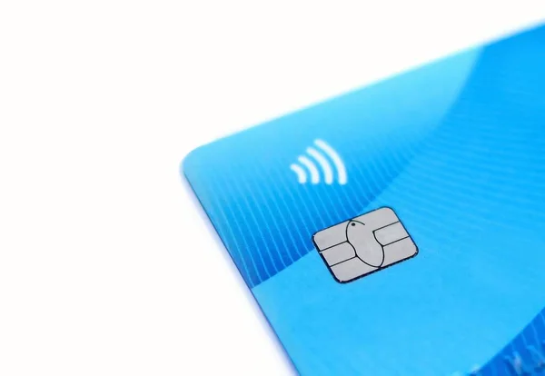 Close Van Blauwe Creditcard Met Chip Contactloos Teken Witte Achtergrond — Stockfoto