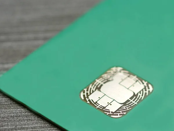 Zbliżenie Elektronicznego Chipa Emv Zielonej Karcie Kredytowej — Zdjęcie stockowe