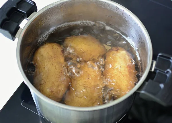 Bovenaanzicht Van Kokende Hele Aardappelen Warm Water Zilveren Steelpan — Stockfoto