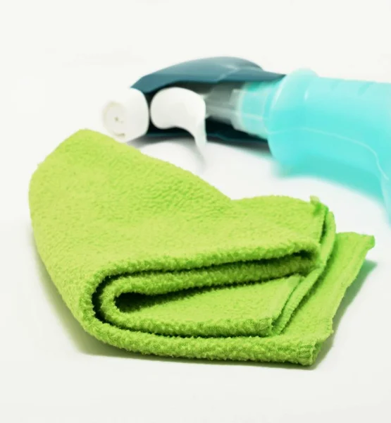 Ein Grüner Lappen Und Eine Flasche Waschmittel Auf Weißem Hintergrund — Stockfoto