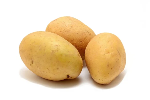 Trois Pommes Terre Fraîches Entières Sur Fond Blanc — Photo