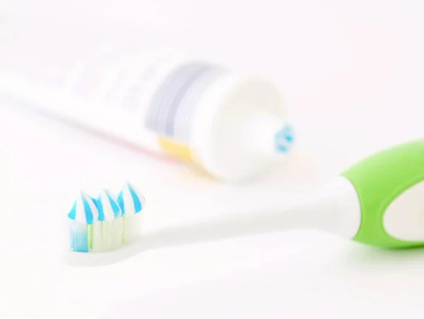 Toothbrush Head Toothpaste Toothpaste Tube White Background Focused Foreground Shallow — Stock Photo, Image