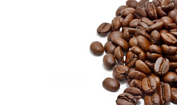 Egy Halom Kávébab Fehér Háttér Másolási Hely Bal Oldalon — Stock Fotó