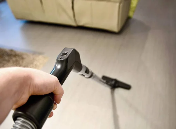 Man Hand Holding Vacuum Cleaner Tube Makes Housework Vacuum Uming — стоковое фото