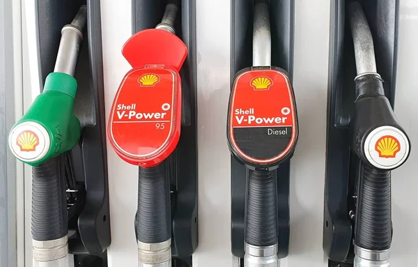 PRAG, CZECH Cumhuriyet - 14 Mayıs 2020: Shell benzin istasyonunda yakıt ikmal silahlarının kapatılması. Shell, 14 Mayıs 2020 'de Prag' da dünyanın en büyük ikinci özel petrol ve doğalgaz şirketidir..