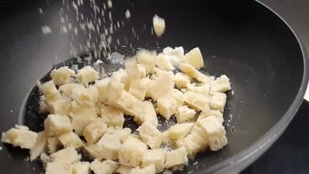 Primo Piano Gnocchi Pane Tagliati Che Cadono Una Padella Rallentatore — Video Stock