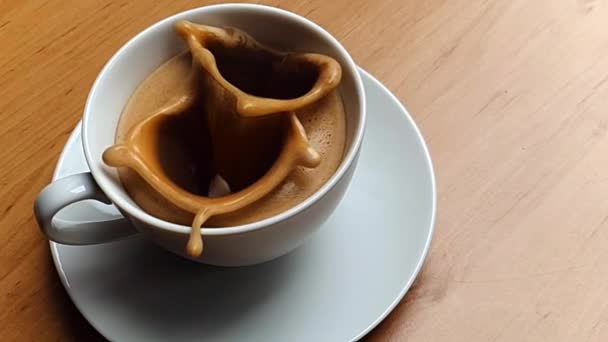 Movimento Lento Dois Cubos Açúcar Caindo Para Café Salpicando Café — Vídeo de Stock