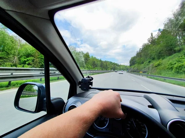 驾驶汽车在高速公路上行驶时 从汽车内部的角度看问题 司机们白天手握方向盘 在高速公路上开车 Pov Shot — 图库照片