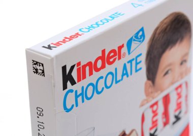 PRAG, CZECH REPUBLIC - 20 Mayıs 2020: Beyaz arka planda izole edilmiş Kinder çikolatası kutusu. İtalyan çok uluslu şirketi Ferrero SpA tarafından üretilmektedir..