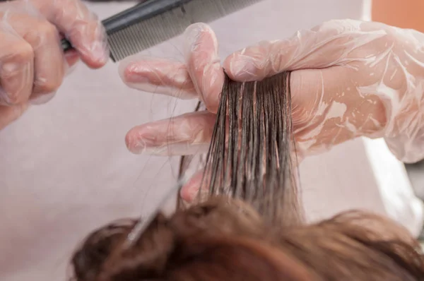Кератинове випрямлення волосся в домашніх умовах — стокове фото