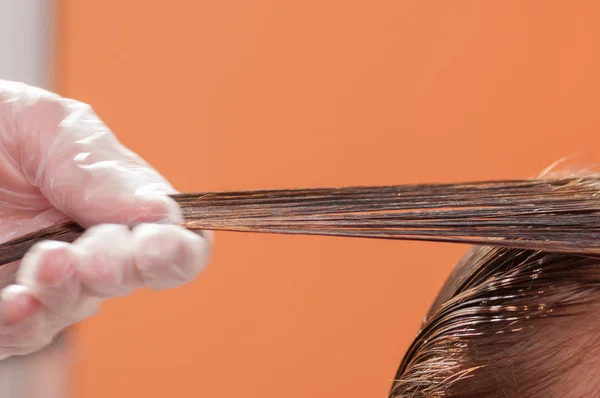 Кератиновые волосы выпрямляются дома — стоковое фото