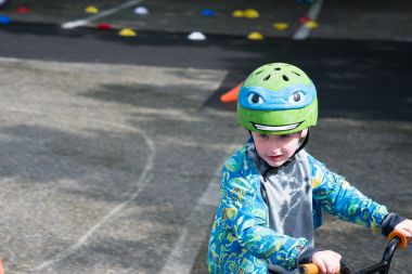 Genç çocuk bisiklet sürme döşeli izinde