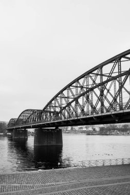 Prag'da demir köprü