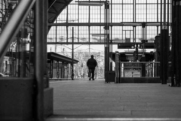 Homem Solitário Estação Trem Praga — Fotografia de Stock