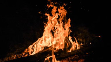 Alevler içinde kamp ateşi, yakın çekim