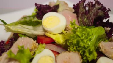 ton balıklı salata tabağına