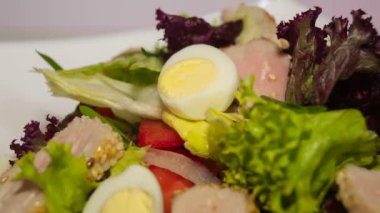 ton balıklı salata tabağına