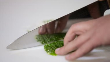 Salatalık dilimleri el kesikler mans