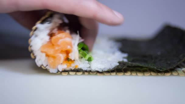 Proceso de fabricación de rollos de sushi con los dedos mans — Vídeos de Stock