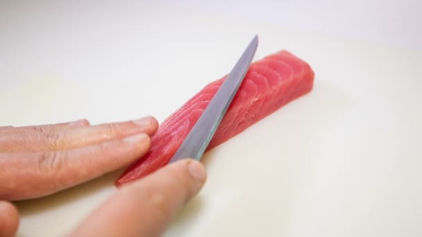 Salmone sashimi uomo taglia su fette — Video Stock