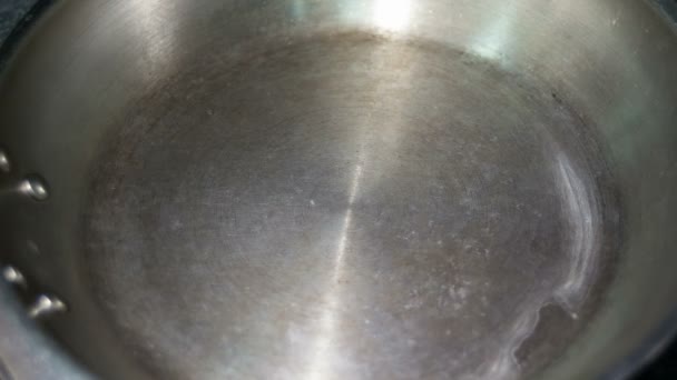 Рисова олія на гарячій сковороді — стокове відео