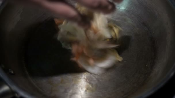 Жарящие морепродукты на горячей сковороде — стоковое видео