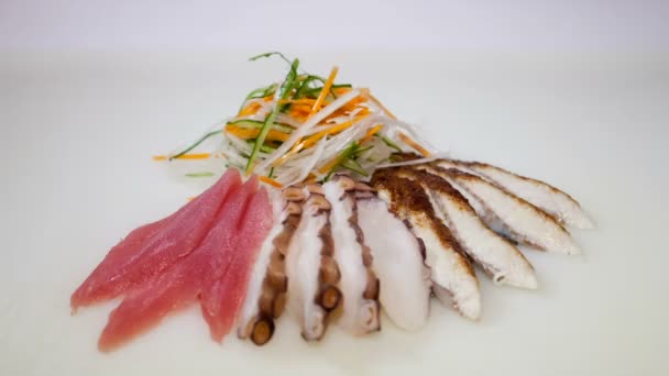 Fatias de mistura de sashimi com limão — Vídeo de Stock