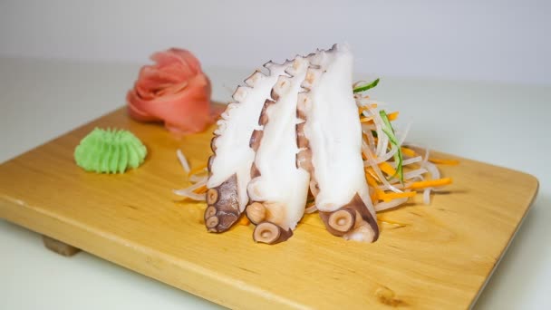 Rodajas de pulpo sashimi — Vídeo de stock