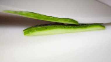 Salatalık dilimleri el kesikler mans