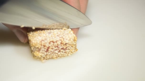 steak de thon frit coupé au couteau 